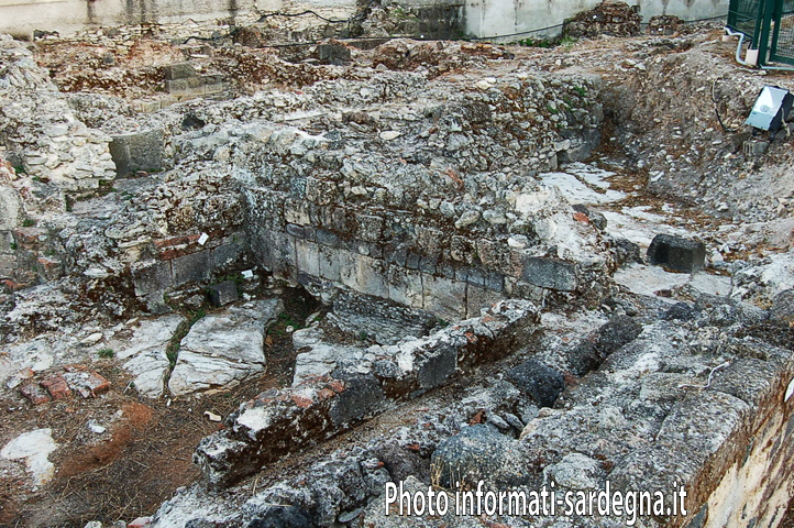 Operazioni di scavo tra le fondamenta del palazzo giudicale di Ardara