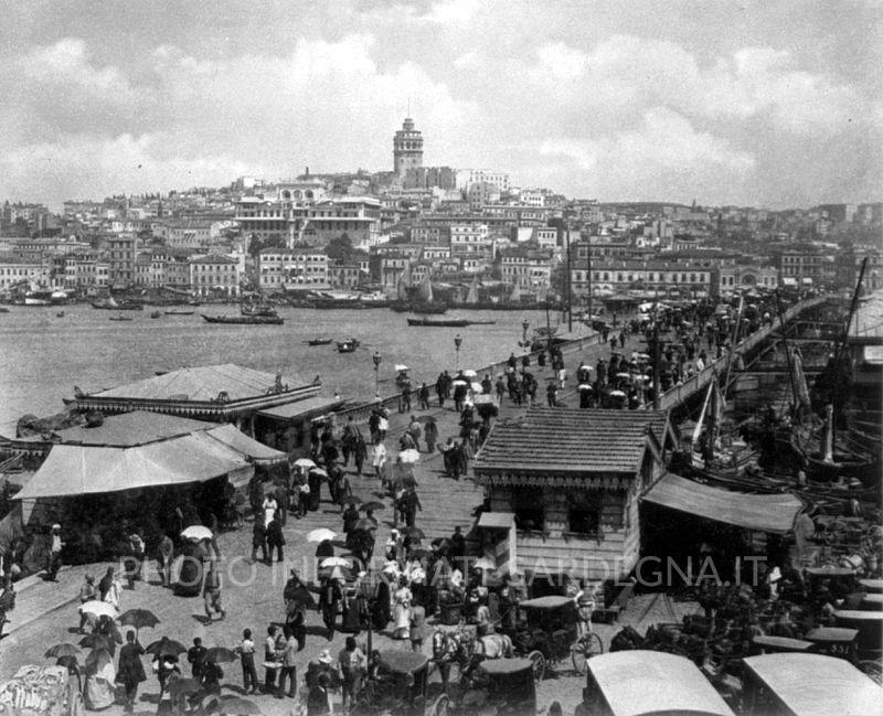 Il Ponte di Galata a Istanbul nella fine del XIX secolo. Foto: Abdullah frères 