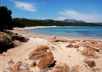 L'arenile, il granito e la macchia mediterranea