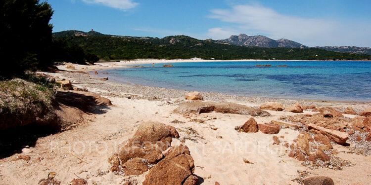 L'arenile, il granito e la macchia mediterranea