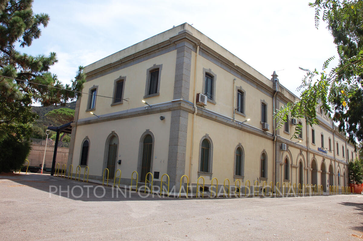 Il caseggiato ferroviario di Golfo Aranci: passeggeri, foresteria, ristorante, albergo