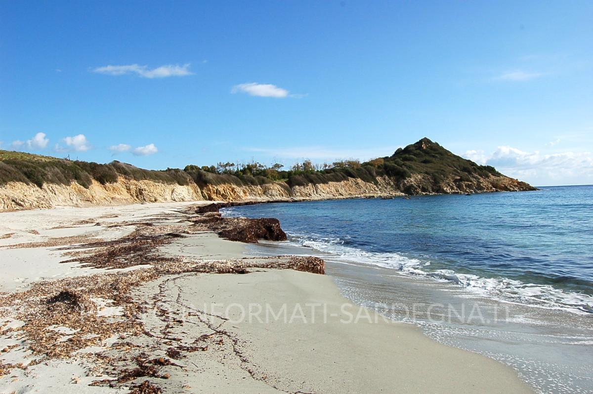 Spiaggia di  Capo Ferrato, ai piedi del nuraghe