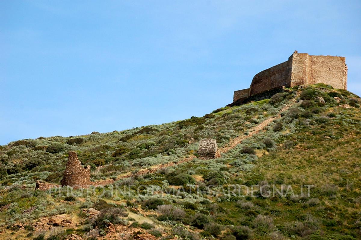 Lo spettacolare rilievo che porta al castello. Sardara