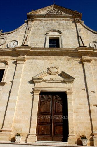 La facciata monumentale e il portale principale della Chiesa di San Pietro