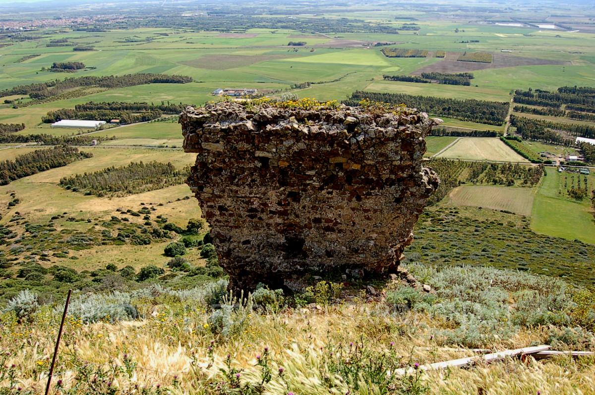 Rudere della cinta muraria più esterna. Sardara
