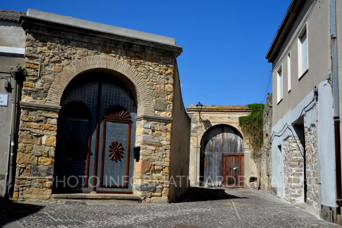 Centro storico di Sanluri coi suoi caratteristici portali ad arco del sud Sardegna