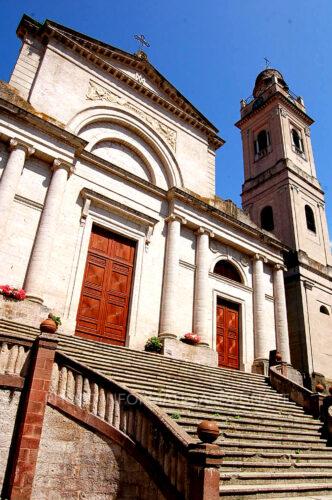 La caratteristica scalinata della chiesa. Ozieri
