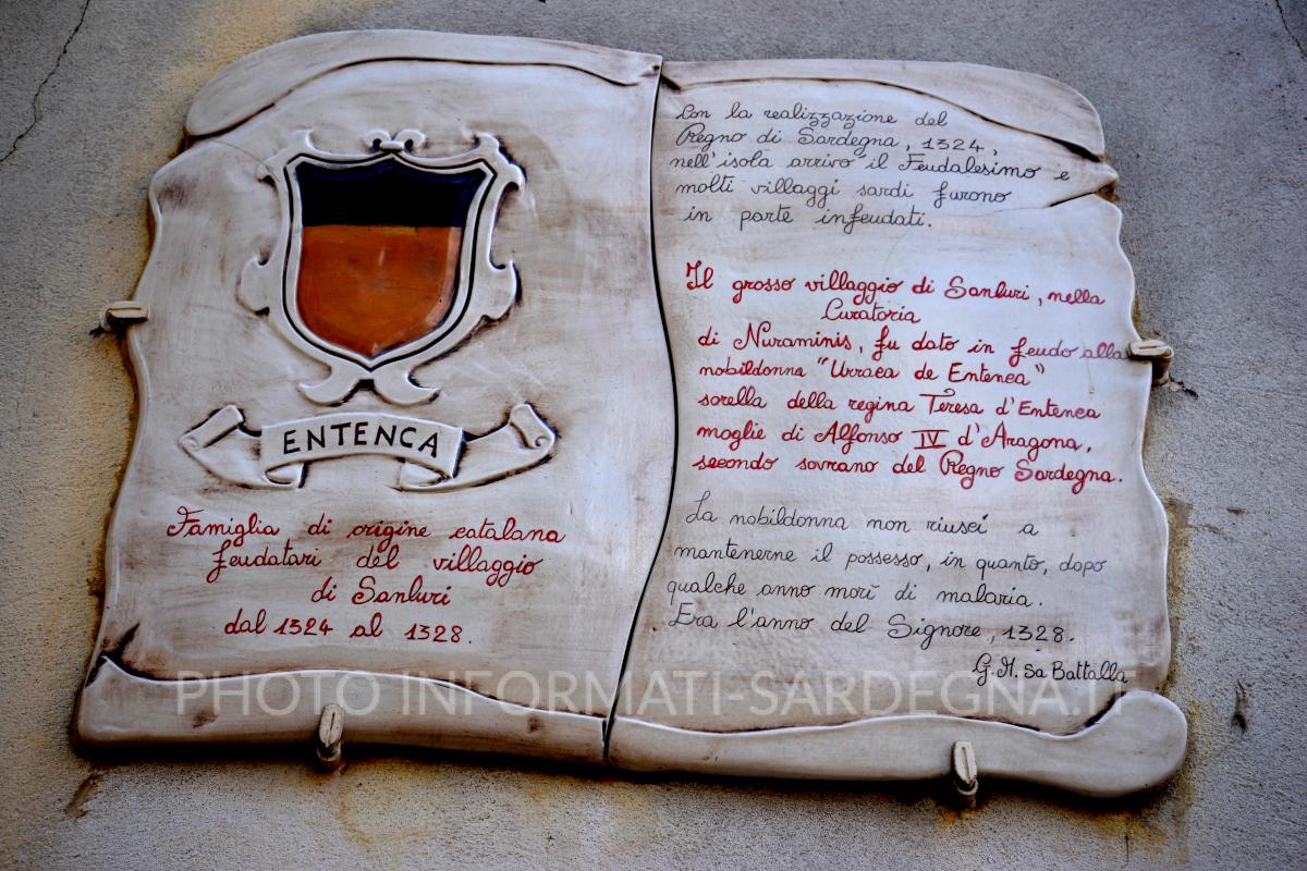 Targa che ricorda la presenza di famiglie catalane a Sanluri