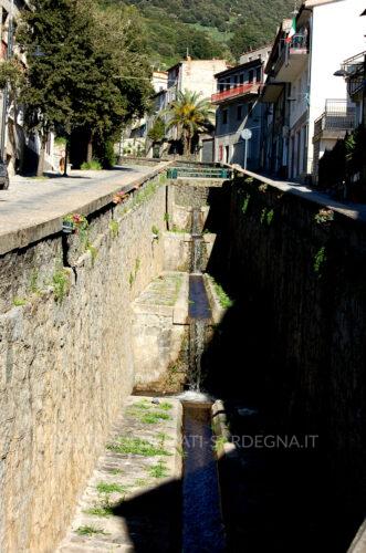 Canale di butta del Mulino Vezzu che attraversa il paese. Olzai