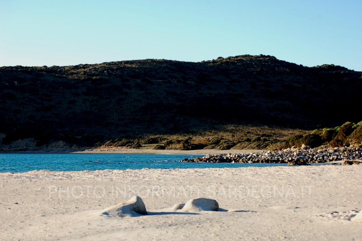 L'arenile e i giochi di colore col mare e la macchia