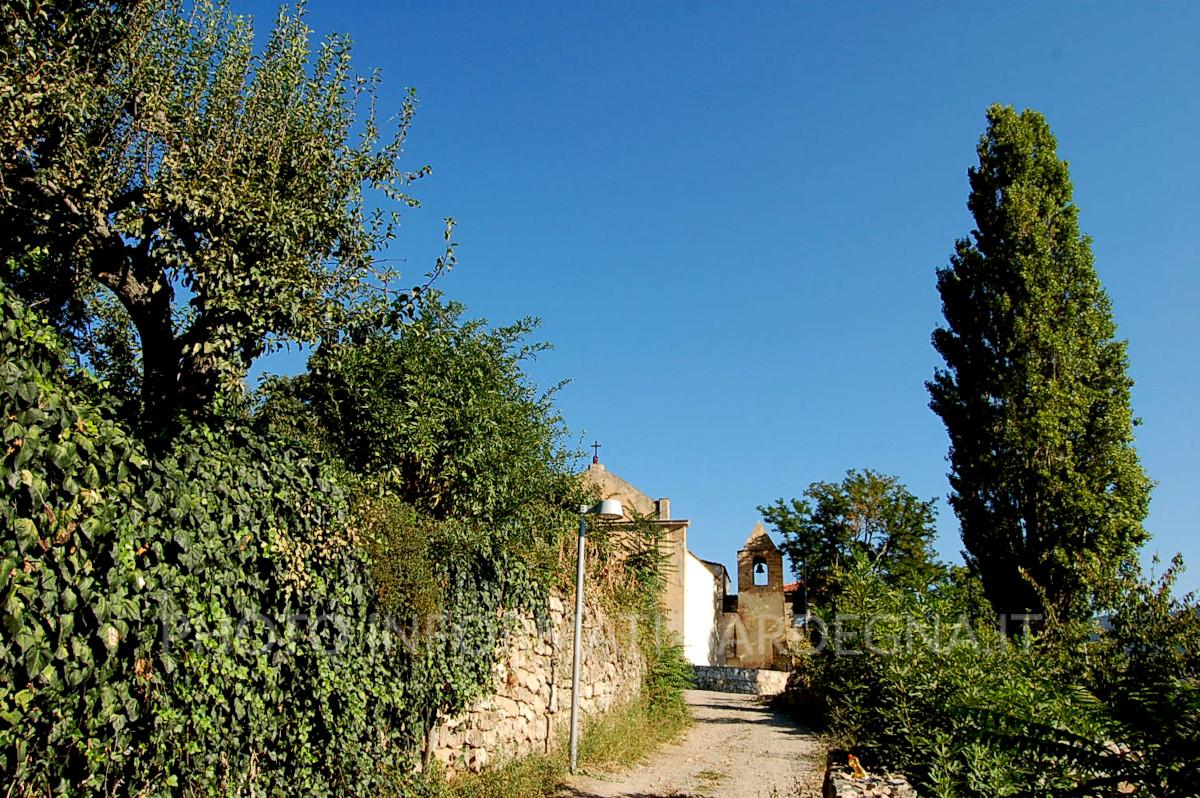Il vialetto che porta alla chiesa