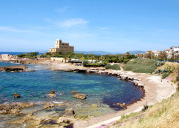 Il Tro di Alghero – Una spiaggia cittadina tra scogliere e mare azzurro