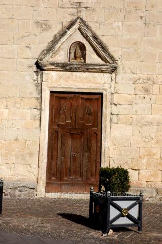 Il portale ligneo dell'Oratorio del Rosario