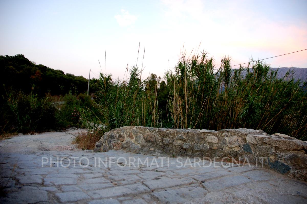 I ruderi del parapetto in pietra. Oliena