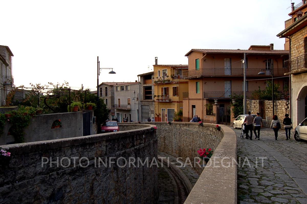 Canale di butta del Mulino Vezzu che attraversa il paese. Olzai
