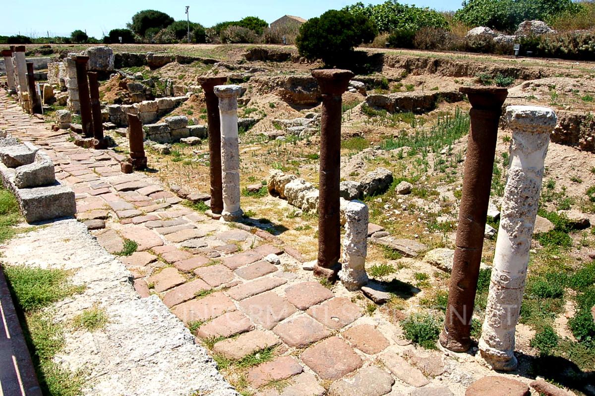 Colonnato e pavimentazione romana, al sito archeologico di Porto Torres