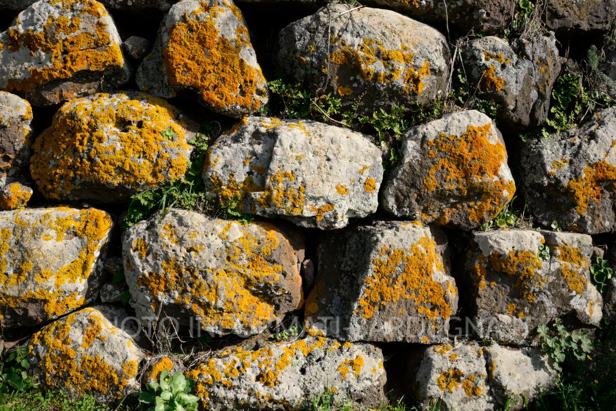 I conci perfettamente incastrati alla base del nuraghe. Ghilarza