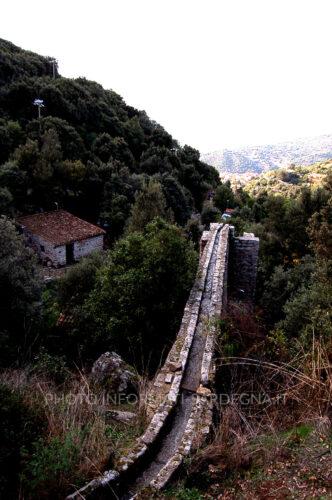 Il canale che porta l'acqua a valle. Olzai