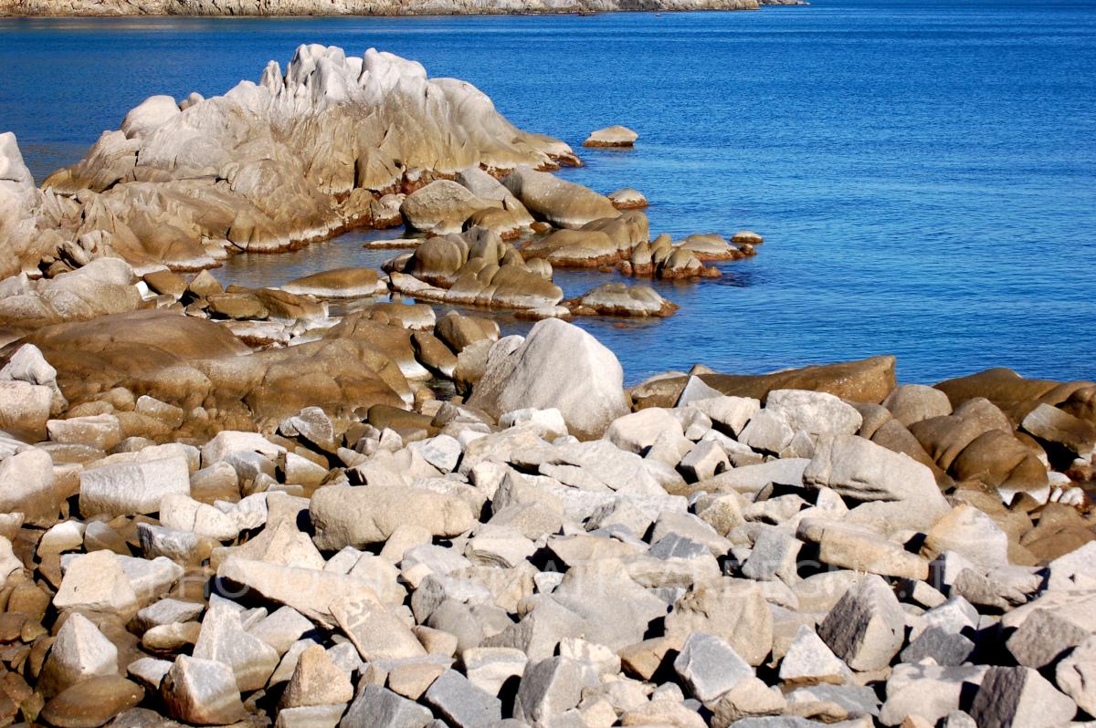 I conci di granito ancora sparsi sulla costa. Villasimius