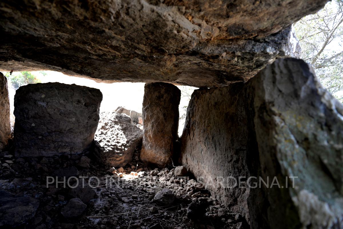 Dolmen di Motorra, Dorgali. L'interno