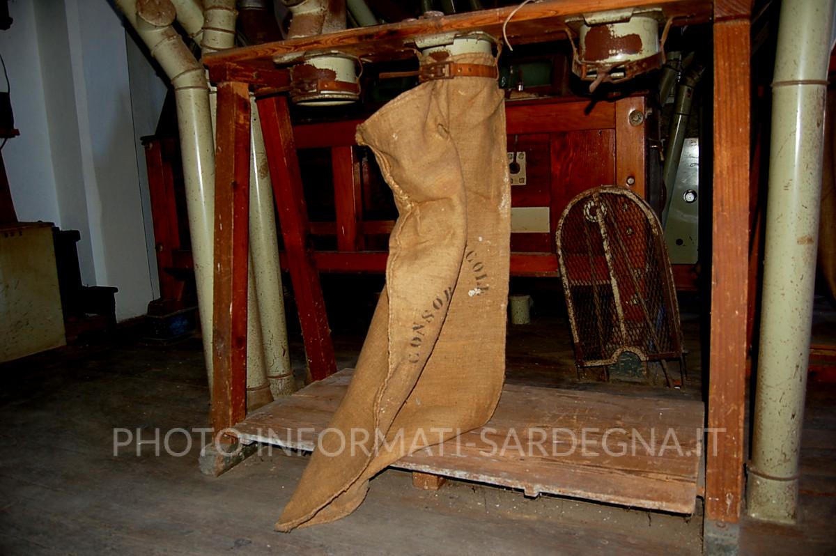 Vecchi macchinari del museo/mulino di Guspini 