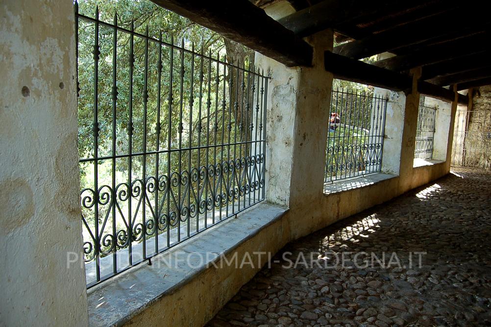 Porticato esterno della chiesa. Oliena 