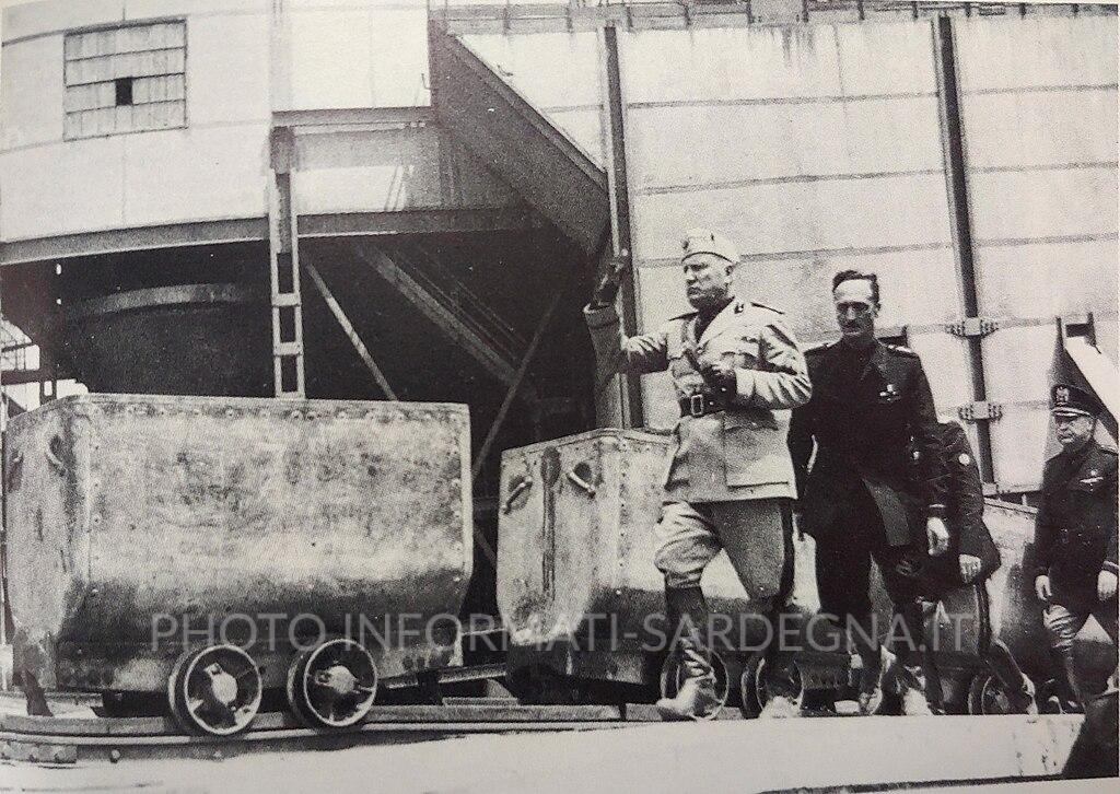 Mussolini a Carbonia nel 1938. Mussolini fu portatore della Seconda Guerra Mondiale in Sardegna