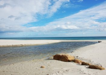 Berchida, il grande stagno di Sa Salinedda che si estende nel retrospiaggia e nei periodi di piena trova sfogo nel mare attraversando l'arenile in più punti. Siniscola.