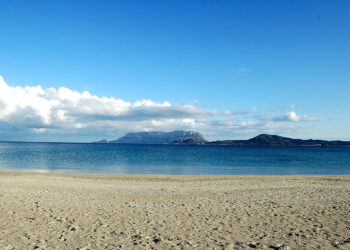 Bados: ampia spiaggia di sabbia grigia tra Olbia e Golfo Aranci