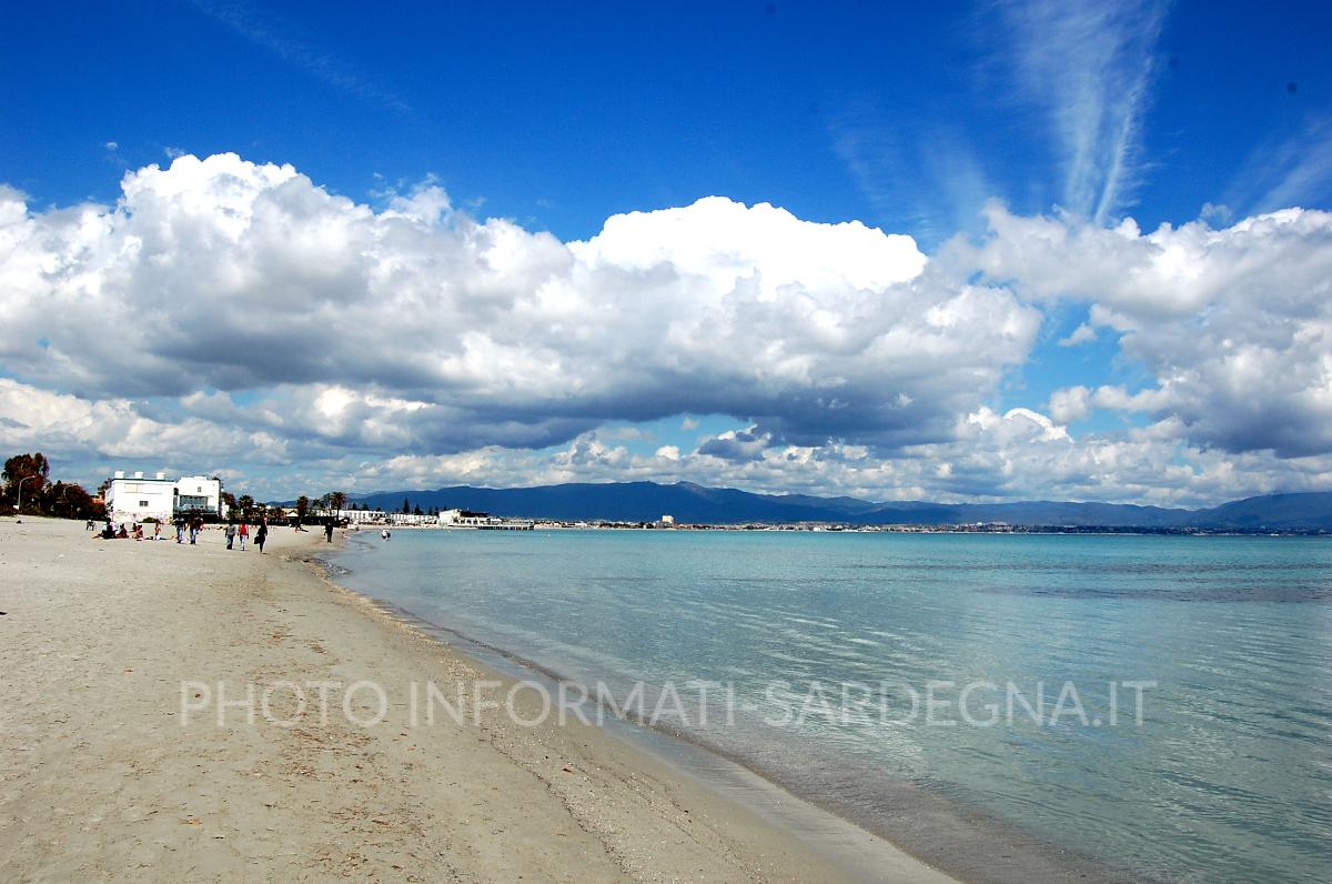 Il Poetto di Cagliari con la sabbia chiara a grana più fine