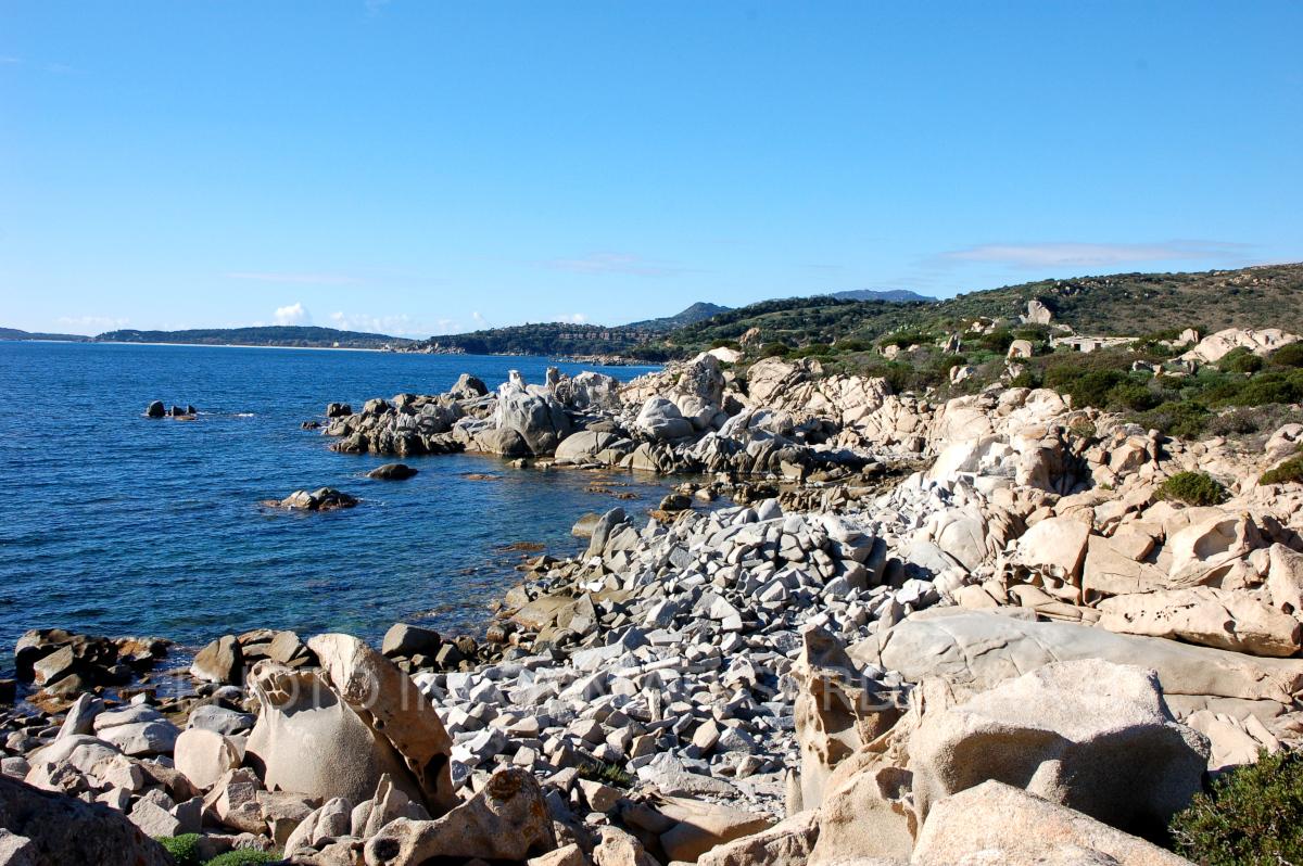 I conci di granito ancora sparsi sulla costa. Villasimius