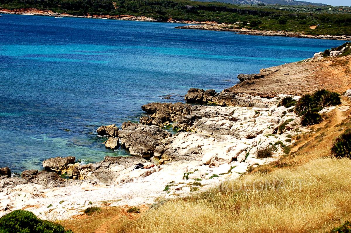 Scogliere a ridosso della spiaggia