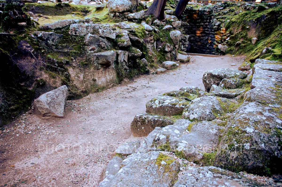 Il camminamento che porta alla fonte de Su Romanzesu 