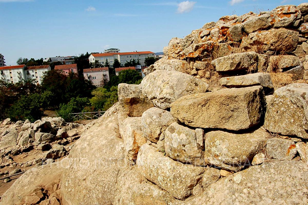 Il nuraghe e la città di Nuoro
