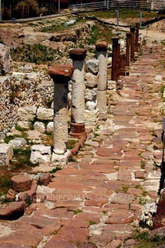 Colonnato e pavimentazione romana, al sito archeologico di Porto Torres