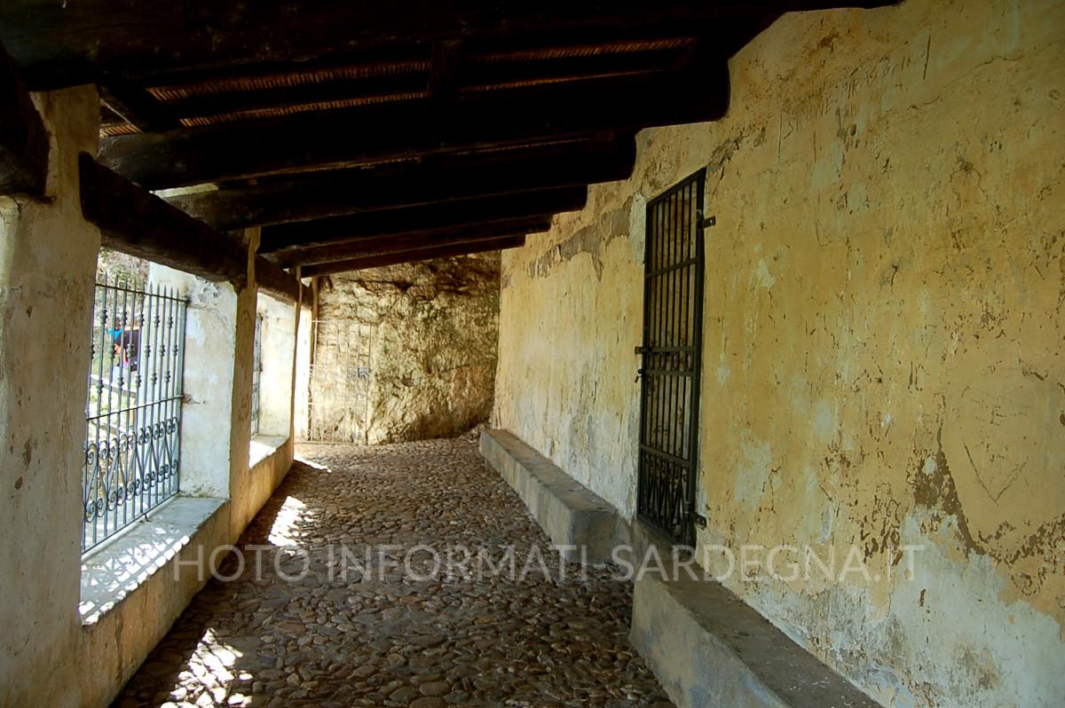 Porticato esterno della chiesa. Oliena 