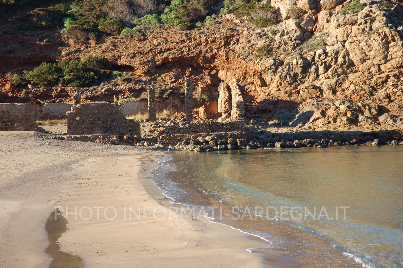 Ruderi dei magazzini di stoccaggio (Cala Domestica)