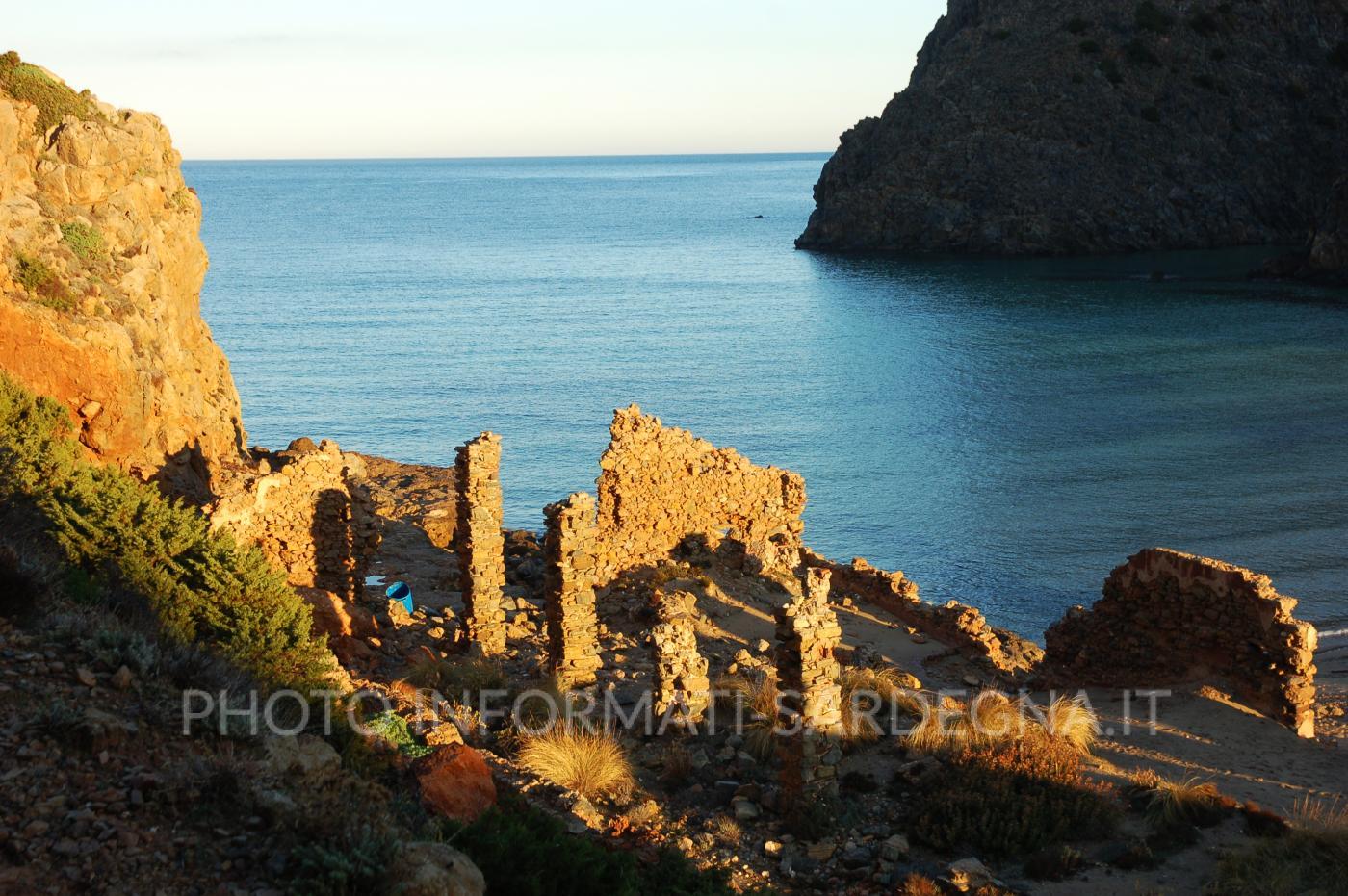 Ruderi dei magazzini di stoccaggio (Cala Domestica)