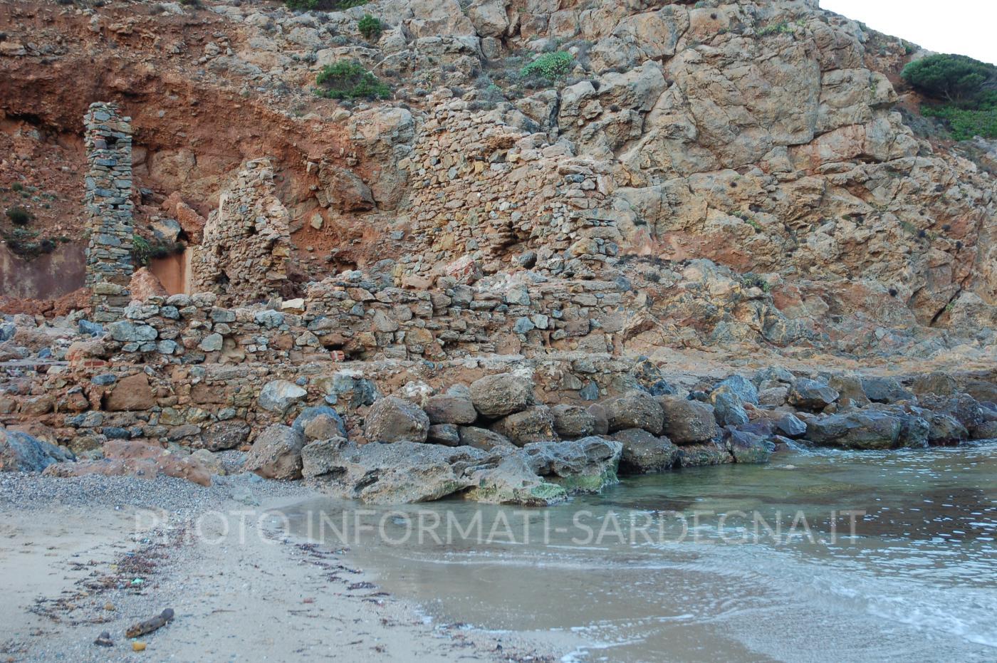 Ruderi dei magazzini di stoccaggio (Cala Domestica)