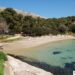 Cala Moresca: tra mare smeraldo, archeologia industriale e storia della radio a Golfo Aranci
