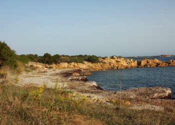 Capo Comino (Siniscola), il versante sud, al confine con la spiaggia di Berchida.
