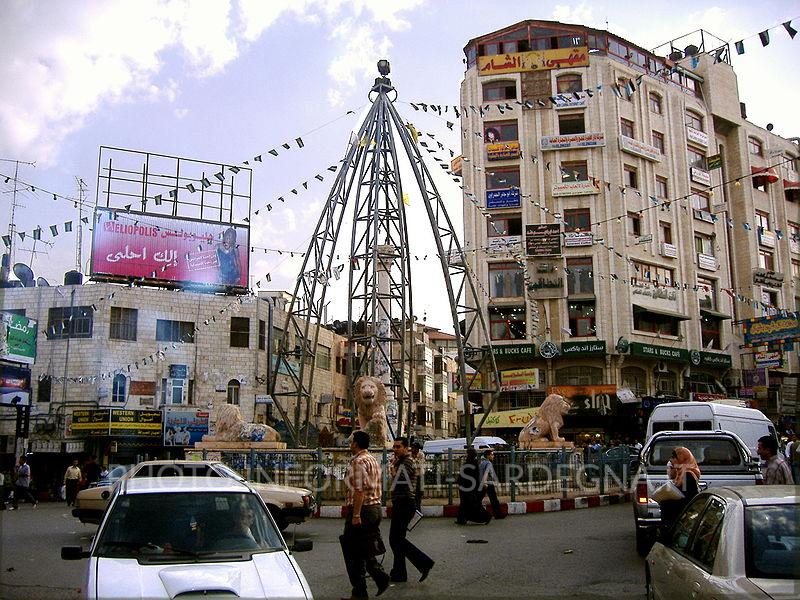 Ramallah: piazza centrale (Dawar al Manara). Foto: OneArmedMan
