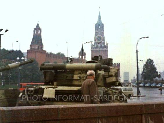 Carri armati nel centro di Mosca, durante il tentativo di Colpo di Stato comunista. Foto: Derivative work