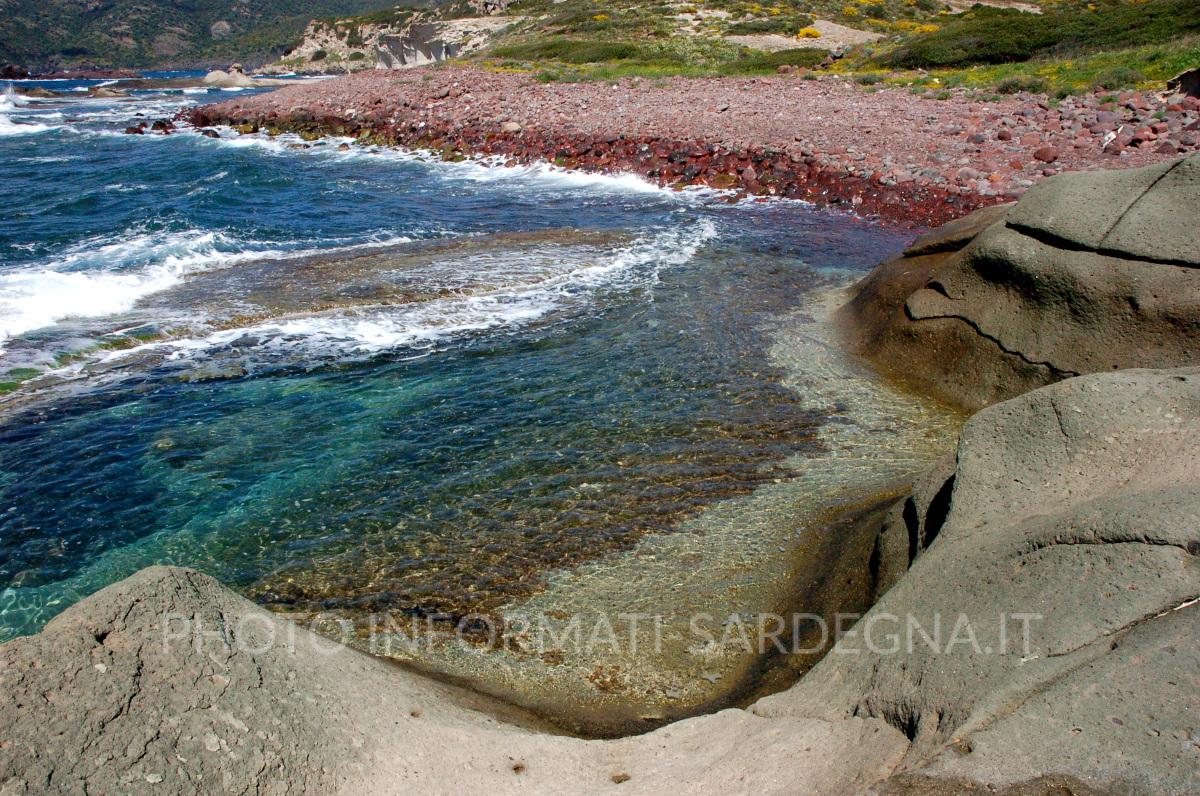 Giochi di colori tra rocce vulcaniche, macchia e mare di Sardegna