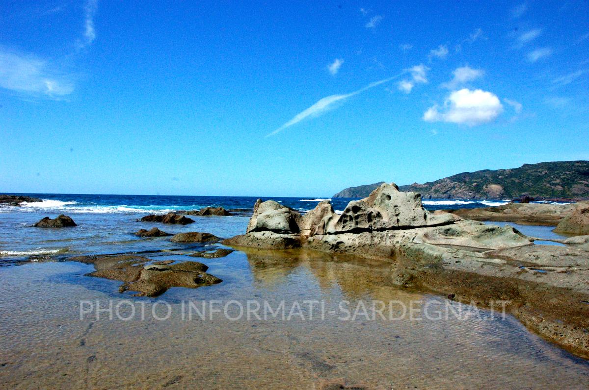 Giochi di colori tra rocce vulcaniche, macchia e mare di Sardegna