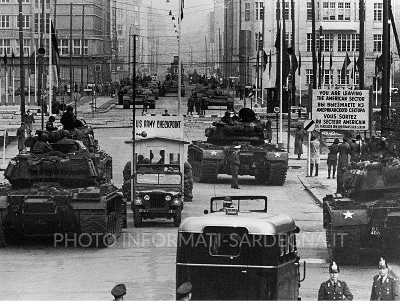 Carri armati americani e sovietici si fronteggiano al check point durante la crisi di Berlino del 1961