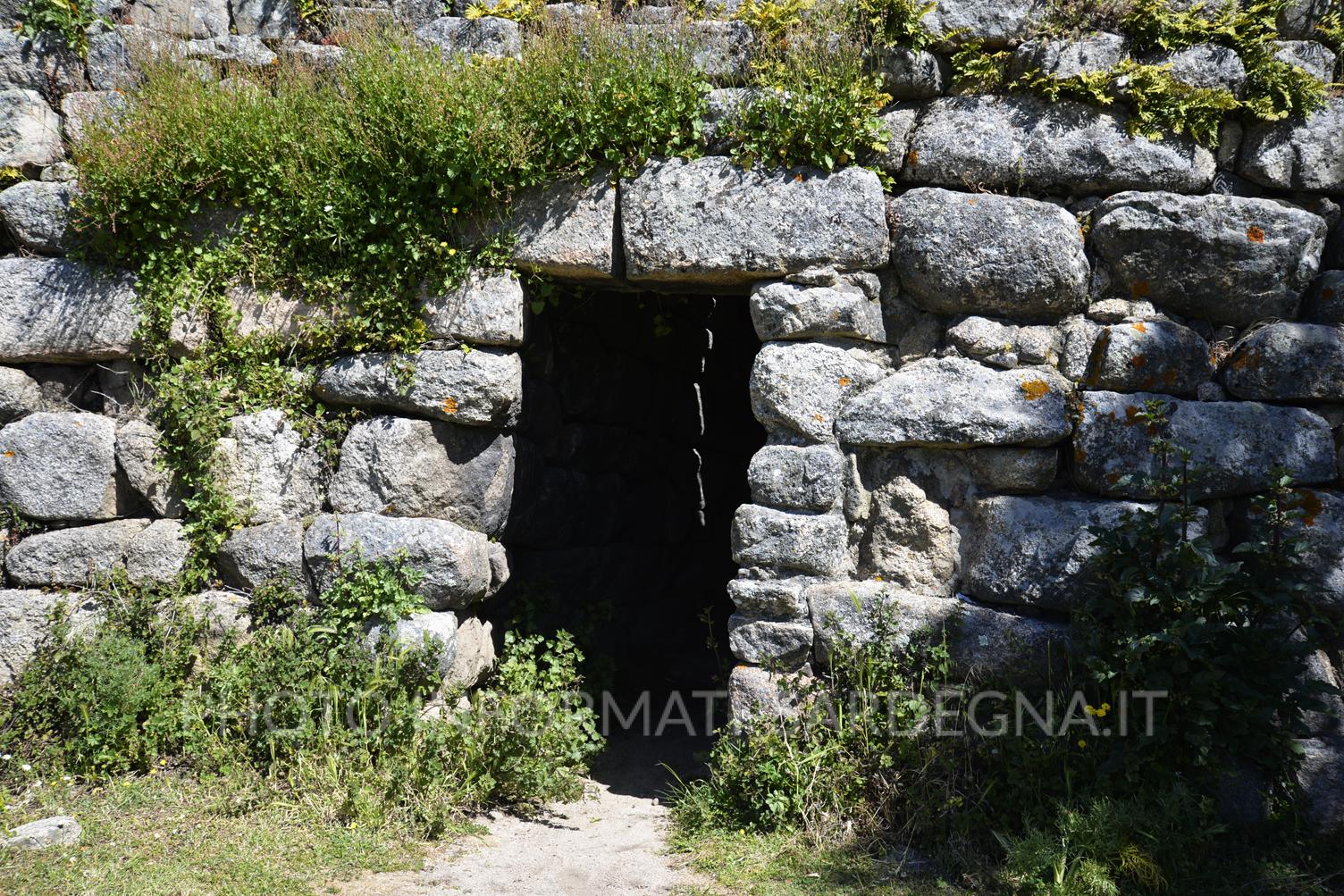 Civiltà Nuragica. Ingesso nuraghe Loelle, Buddusò