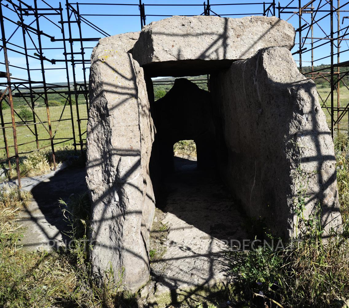 Dolmen di Sa Coveccada, Mores. Il retro 