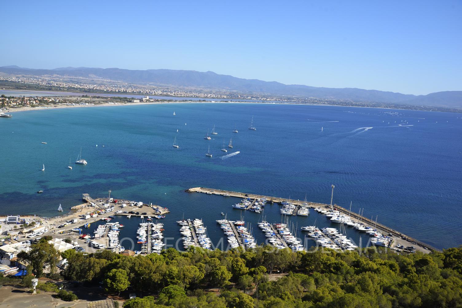 Il Golfo degli Angeli, a Cagliari, col porticciolo di Marina Piccola ai piedi del promontorio della Sella del Diavolo