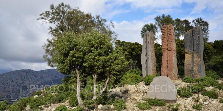 Pasquale Tandeddu. I tre ceppi dell'artista Giuseppe Sciola che ricordano la strage di Jenna 'e Petta, 1951.
